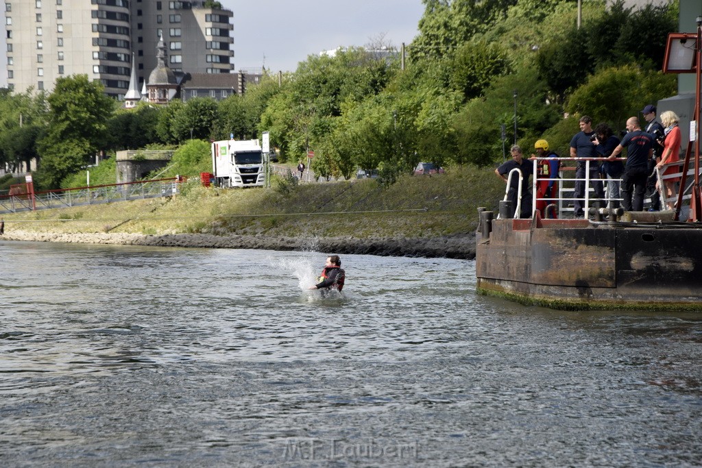 Uebung BF Taucher und Presse Koeln Zoobruecke Rhein P058.JPG - Miklos Laubert